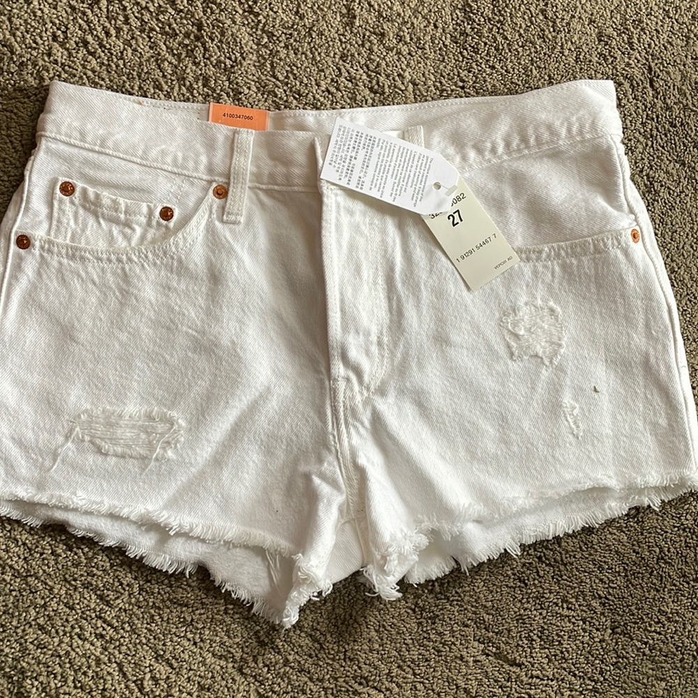 Brand new with tags white denim Levi shorts!